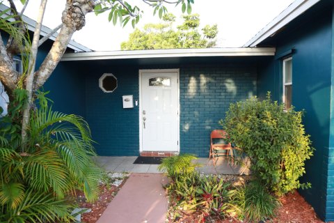 House in North Lauderdale, Florida 4 bedrooms, 174.38 sq.m. № 1170983 - photo 10