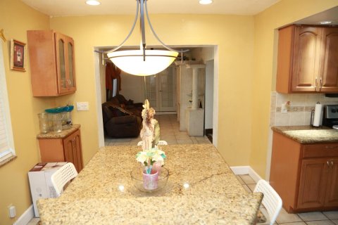 House in North Lauderdale, Florida 4 bedrooms, 174.38 sq.m. № 1170983 - photo 21