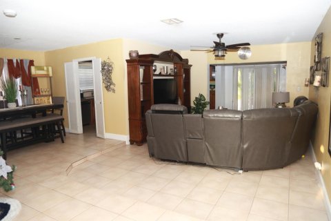 House in North Lauderdale, Florida 4 bedrooms, 174.38 sq.m. № 1170983 - photo 16