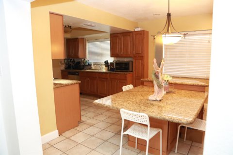 House in North Lauderdale, Florida 4 bedrooms, 174.38 sq.m. № 1170983 - photo 19