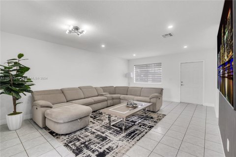 Casa en venta en Miami Gardens, Florida, 4 dormitorios, 137.96 m2 № 1358705 - foto 4