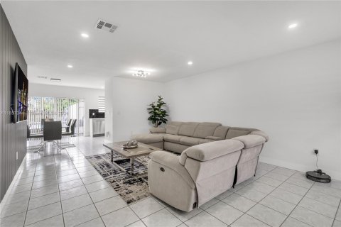 Villa ou maison à vendre à Miami Gardens, Floride: 4 chambres, 137.96 m2 № 1358705 - photo 3