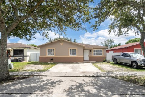 Casa en venta en Miami Gardens, Florida, 4 dormitorios, 137.96 m2 № 1358705 - foto 1