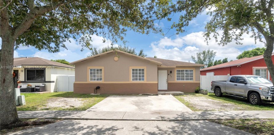 Villa ou maison à Miami Gardens, Floride 4 chambres, 137.96 m2 № 1358705