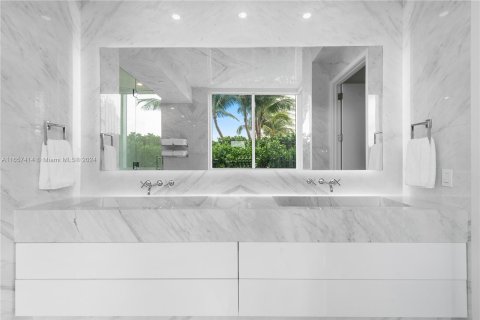 Copropriété à vendre à Miami Beach, Floride: 2 chambres, 179.58 m2 № 1358788 - photo 17