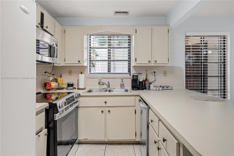 Condo in Miami, Florida, 2 bedrooms  № 1358741 - photo 11