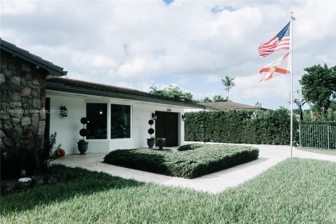 House in Miami, Florida 4 bedrooms, 192.4 sq.m. № 1412017 - photo 2