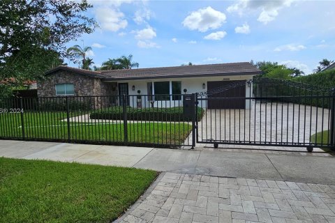 House in Miami, Florida 4 bedrooms, 192.4 sq.m. № 1412017 - photo 6