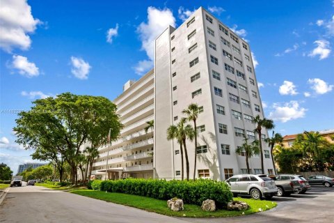 Condo in Fort Lauderdale, Florida, 2 bedrooms  № 1282373 - photo 1