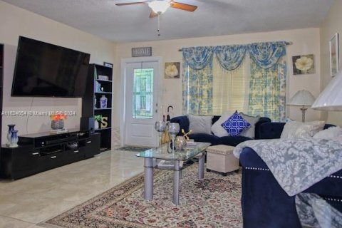 Villa ou maison à vendre à Tamarac, Floride: 2 chambres, 122.17 m2 № 1282371 - photo 3