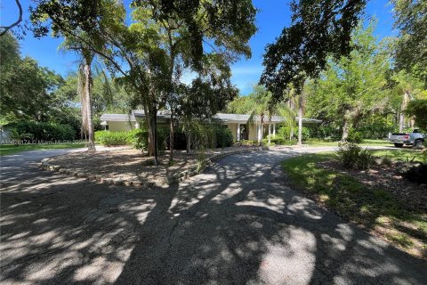 House in Pinecrest, Florida 5 bedrooms, 300.45 sq.m. № 1281979 - photo 12