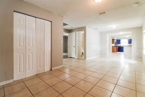 House in Tampa, Florida 4 bedrooms, 130.06 sq.m. № 1361098 - photo 4