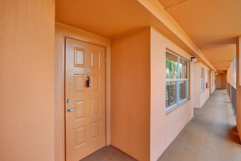 Condo in Pembroke Pines, Florida, 1 bedroom  № 1079402 - photo 3