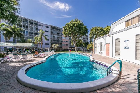 Copropriété à vendre à Hallandale Beach, Floride: 2 chambres, 95.41 m2 № 1234351 - photo 28