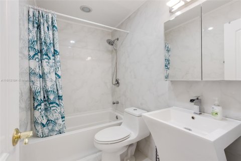 Condo in Hallandale Beach, Florida, 2 bedrooms  № 1234351 - photo 20