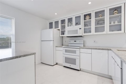 Copropriété à vendre à Hallandale Beach, Floride: 2 chambres, 95.41 m2 № 1234351 - photo 9