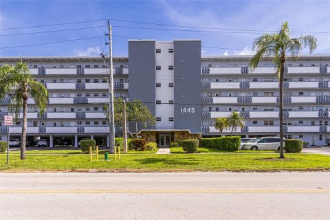 Condo in Hallandale Beach, Florida, 2 bedrooms  № 1234351 - photo 24