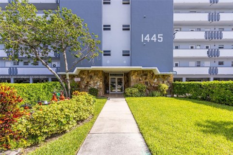 Copropriété à vendre à Hallandale Beach, Floride: 2 chambres, 95.41 m2 № 1234351 - photo 25