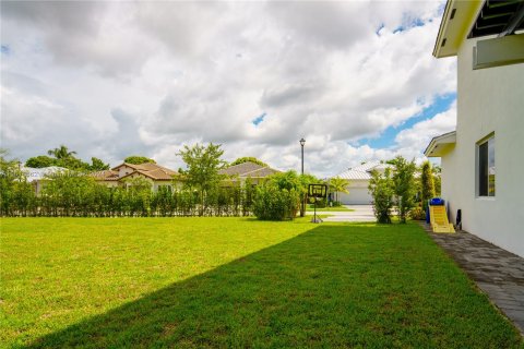 House in Miami, Florida 6 bedrooms, 290.6 sq.m. № 1237380 - photo 29