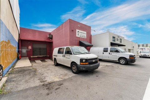 Commercial property in Miami, Florida № 1407778 - photo 3