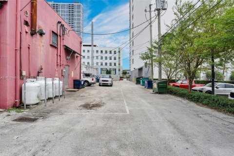 Commercial property in Miami, Florida № 1407778 - photo 9