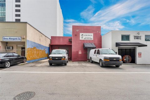 Commercial property in Miami, Florida № 1407778 - photo 1