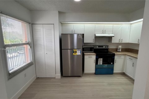 Condo in Pembroke Pines, Florida, 2 bedrooms  № 1358594 - photo 23