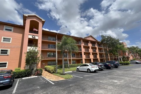 Condo in Pembroke Pines, Florida, 2 bedrooms  № 1358594 - photo 1