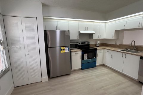 Condo in Pembroke Pines, Florida, 2 bedrooms  № 1358594 - photo 24