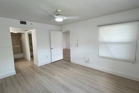 Condo in Pembroke Pines, Florida, 2 bedrooms  № 1358594 - photo 16