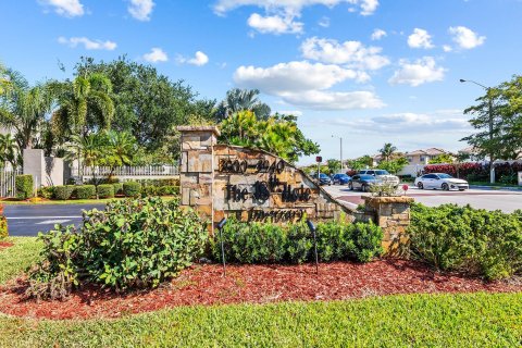 Condo in Lauderhill, Florida, 2 bedrooms  № 1175107 - photo 1