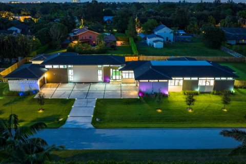 Villa ou maison à vendre à Plantation, Floride: 8 chambres, 485.97 m2 № 504221 - photo 2