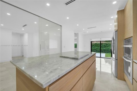 House in Coral Gables, Florida 3 bedrooms, 138.89 sq.m. № 1309916 - photo 15