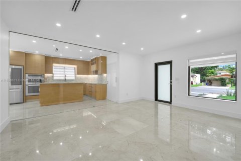 House in Coral Gables, Florida 3 bedrooms, 138.89 sq.m. № 1309916 - photo 8