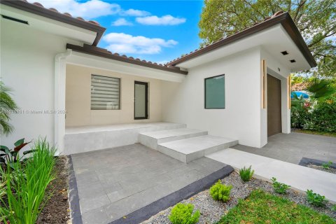 House in Coral Gables, Florida 3 bedrooms, 138.89 sq.m. № 1309916 - photo 3