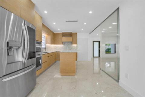 House in Coral Gables, Florida 3 bedrooms, 138.89 sq.m. № 1309916 - photo 13