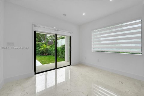 House in Coral Gables, Florida 3 bedrooms, 138.89 sq.m. № 1309916 - photo 17