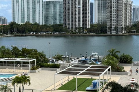 Condo in Aventura, Florida, 2 bedrooms  № 1239655 - photo 17