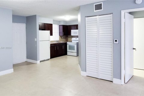 Condominio en alquiler en Hialeah, Florida, 1 dormitorio, 69.58 m2 № 1348558 - foto 10