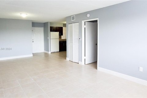 Condominio en alquiler en Hialeah, Florida, 1 dormitorio, 69.58 m2 № 1348558 - foto 2