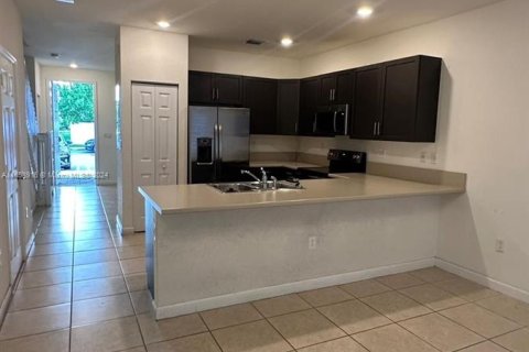 Adosado en venta en Hialeah, Florida, 3 dormitorios, 131.18 m2 № 1348557 - foto 3