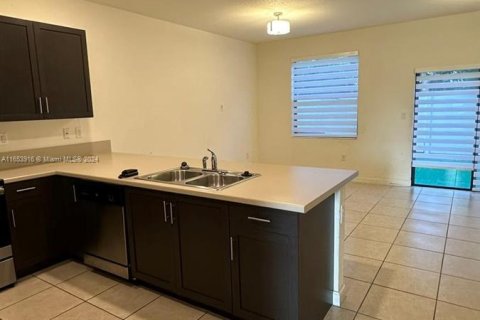 Adosado en venta en Hialeah, Florida, 3 dormitorios, 131.18 m2 № 1348557 - foto 2