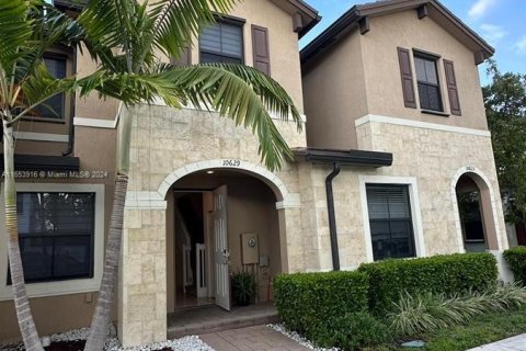 Touwnhouse à vendre à Hialeah, Floride: 3 chambres, 131.18 m2 № 1348557 - photo 1