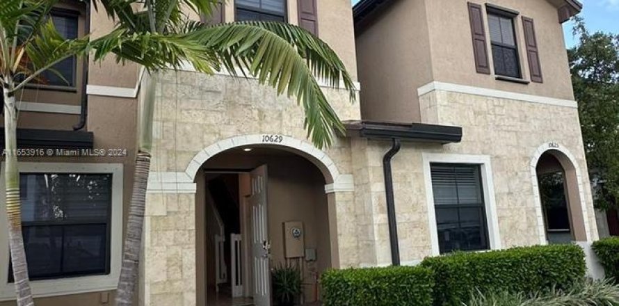 Townhouse in Hialeah, Florida 3 bedrooms, 131.18 sq.m. № 1348557