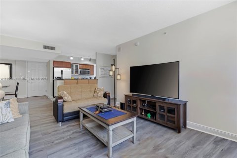 Condo in Miami, Florida, 3 bedrooms  № 1347600 - photo 1