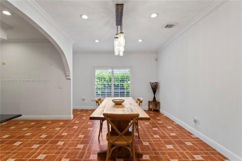 House in Coral Gables, Florida 4 bedrooms, 234.02 sq.m. № 1378869 - photo 18