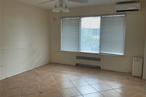 Condo in Bal Harbour, Florida, 1 bedroom  № 1378824 - photo 11