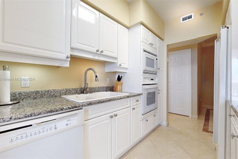 Condo in Miami Beach, Florida, 2 bedrooms  № 1240079 - photo 25