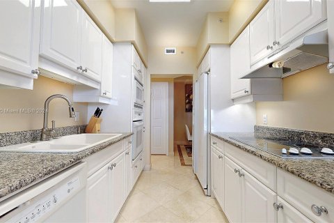 Condo in Miami Beach, Florida, 2 bedrooms  № 1240079 - photo 24