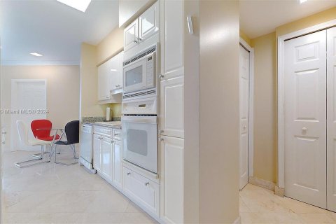 Condo in Miami Beach, Florida, 2 bedrooms  № 1240079 - photo 22